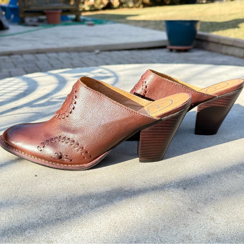 EUC Jack Rogers Mallory Chestnut Brown Leather Medallion Stitched Size 8 Mules